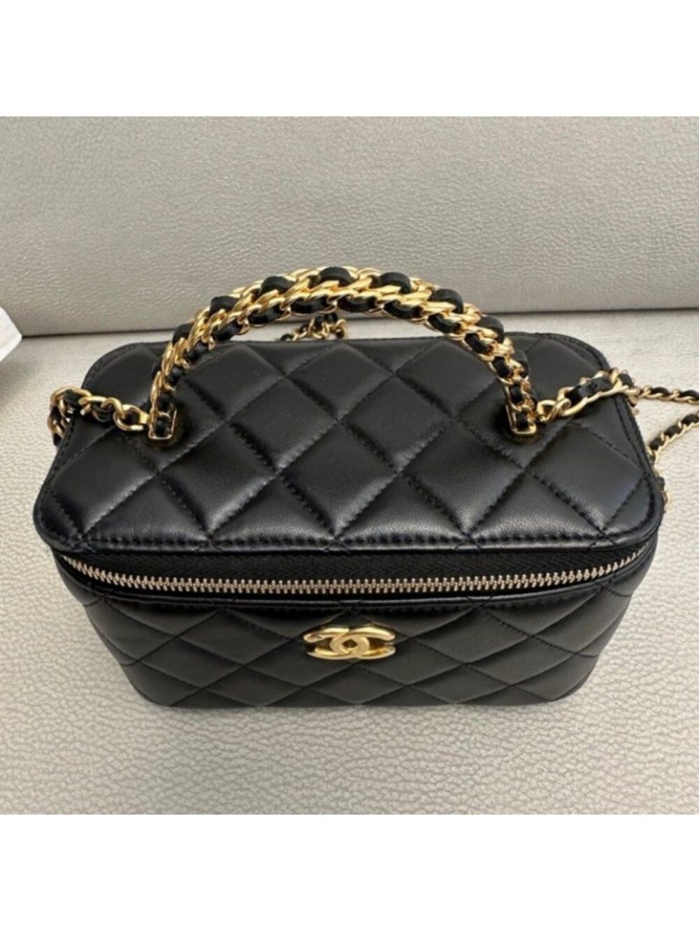 Chanel small black quilted lambskin chain cosmetic bag - Picture 2 of 9